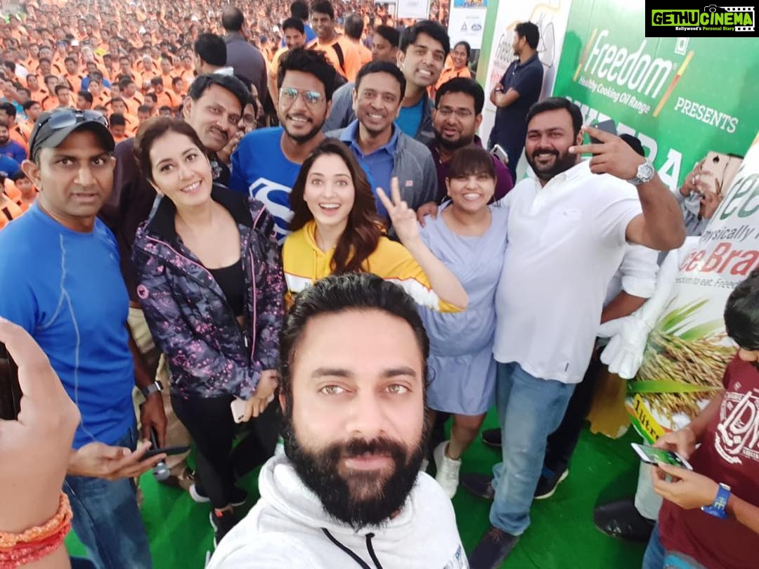 Tamannaah Instagram - Team @nextentithefilm @sundeepkishan @pnavdeep @kunalkohli #hyd10krun #mycitymyrun2018 #hyderabad So happy to bump into my darling @raashikhannaoffl after so so long ❤️❤️❤️ Hyderabad