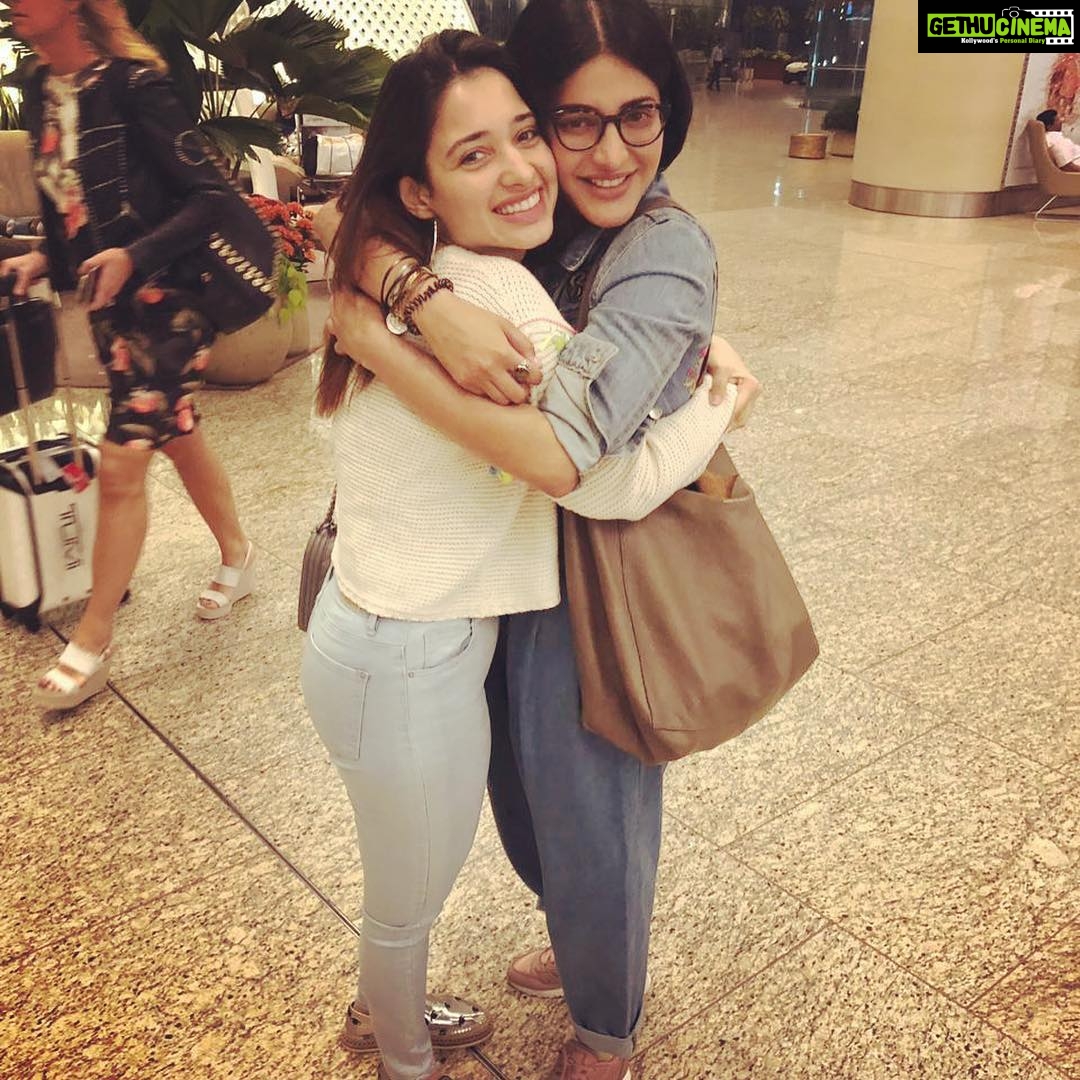 Tamannaah Instagram - Distance, time ,space nothing matters when you meet your besties ❤️❤️❤️❤️ Airport toh airport hi Sahi 👭👭👭👭 Added just the spunk I needed to start my day @shrutzhaasan Chatrapati Shivaji International Airport