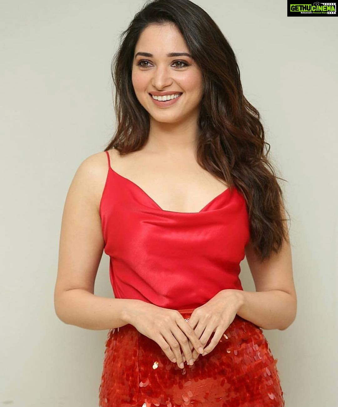 Tamannaah Instagram - Running the marathon in style ❤️ @nextentithefilm Look for the eve styled by @sanjanabatra Makeup @billymanik81 Hair @hairstylish_noori