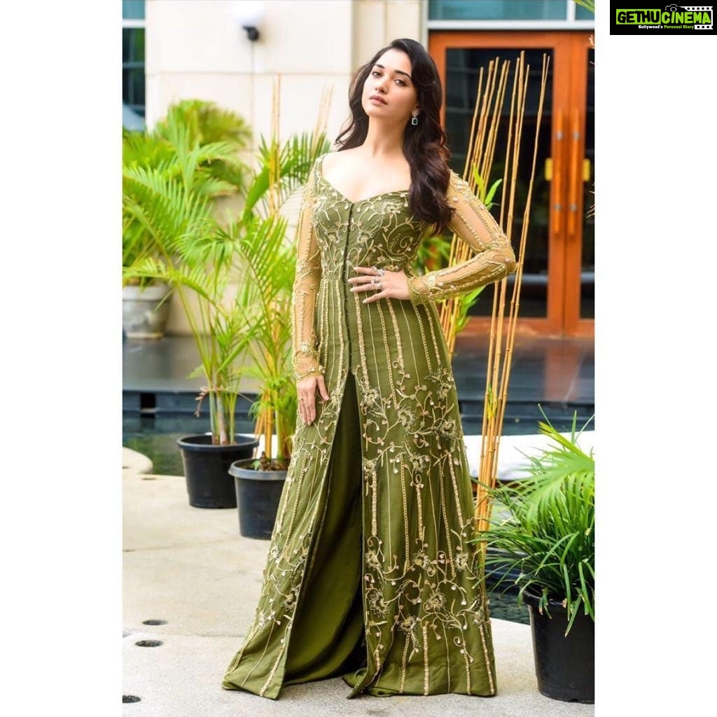 Tamannaah Instagram - Green day 💚 Makeup: @makeupbyaparnah Stylist: @kareenparwani Outfit : @ohailakhanofficial Hair: @rachelstylesmith
