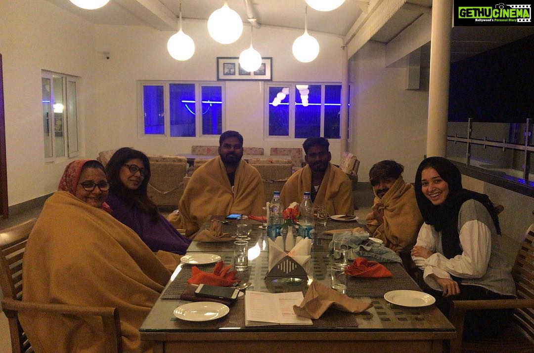 Tamannaah Instagram - โTo make each day count โ Jack Dawson , Titanic๐๐๐ @shabnam_azmi @aparnah_mitter @pritilohia.2008 #kannekalaimane #shootdiaries #postpackupfun #thandihawa #blanketparty #dinnertonight Le Poshe