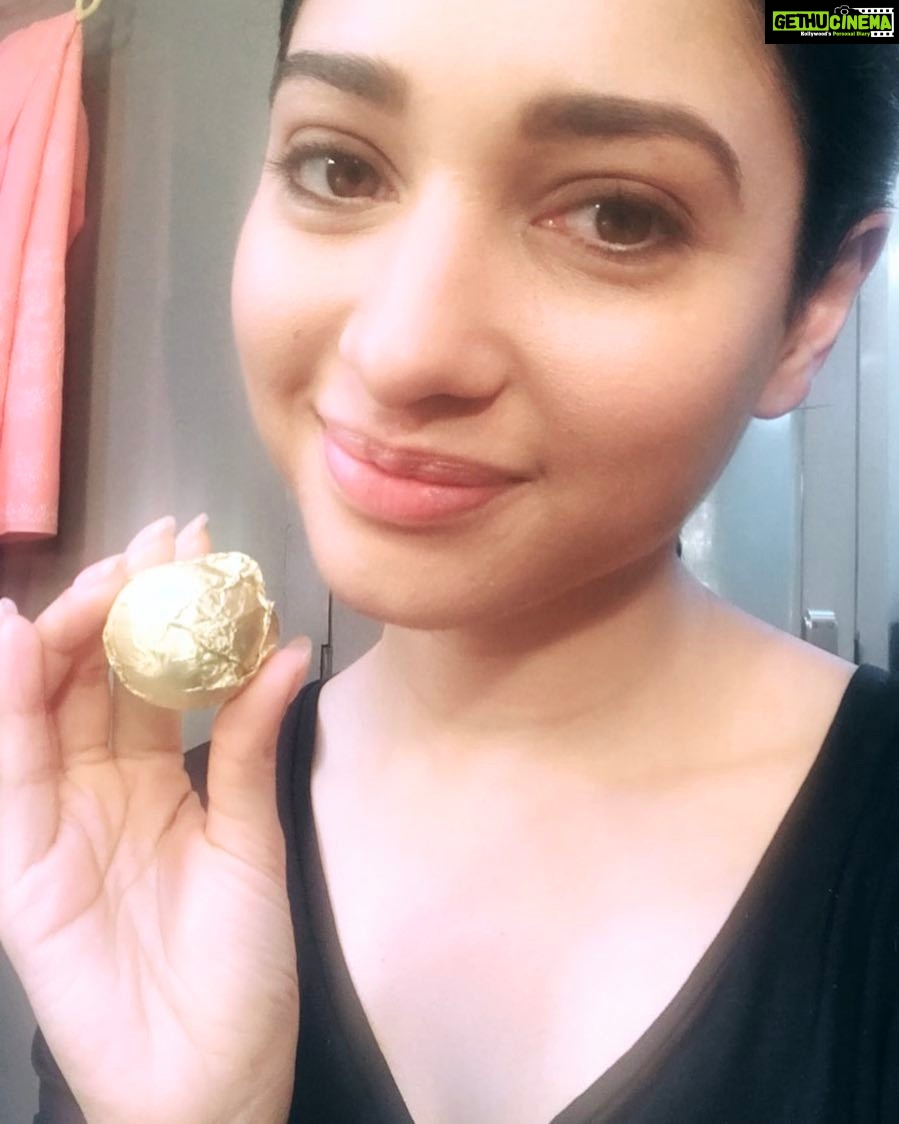 Tamannaah Instagram - Back to shoot life ,had a super rushed morning so switched my breakfast for pbstruffles from @proteinbakeshop 🙏🏻Thanks @rashichowdhary #fitgirlseatfat #trufflesforbreakfast #healthy #paleo #glutenfree #grainfree #peanutbutter
