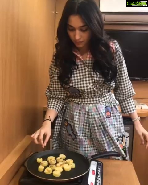 Tamannaah Instagram - Getting my carbs right!! thanks for this snack @rashichowdhary Sweet potato roasted with ghee on the go :) keeps my sugar levels stable and keeps me fuller for longer. Its easy to stay healthy when your food is yummy ❤ hope you’re eating clean too! #fitgirlseatfat