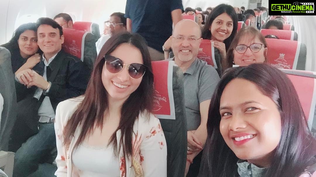 Tamannaah Instagram - All set to bring in 2018💃💃💃💃 @soniajain2610 @aliyashaik28 @pritilohia.2008