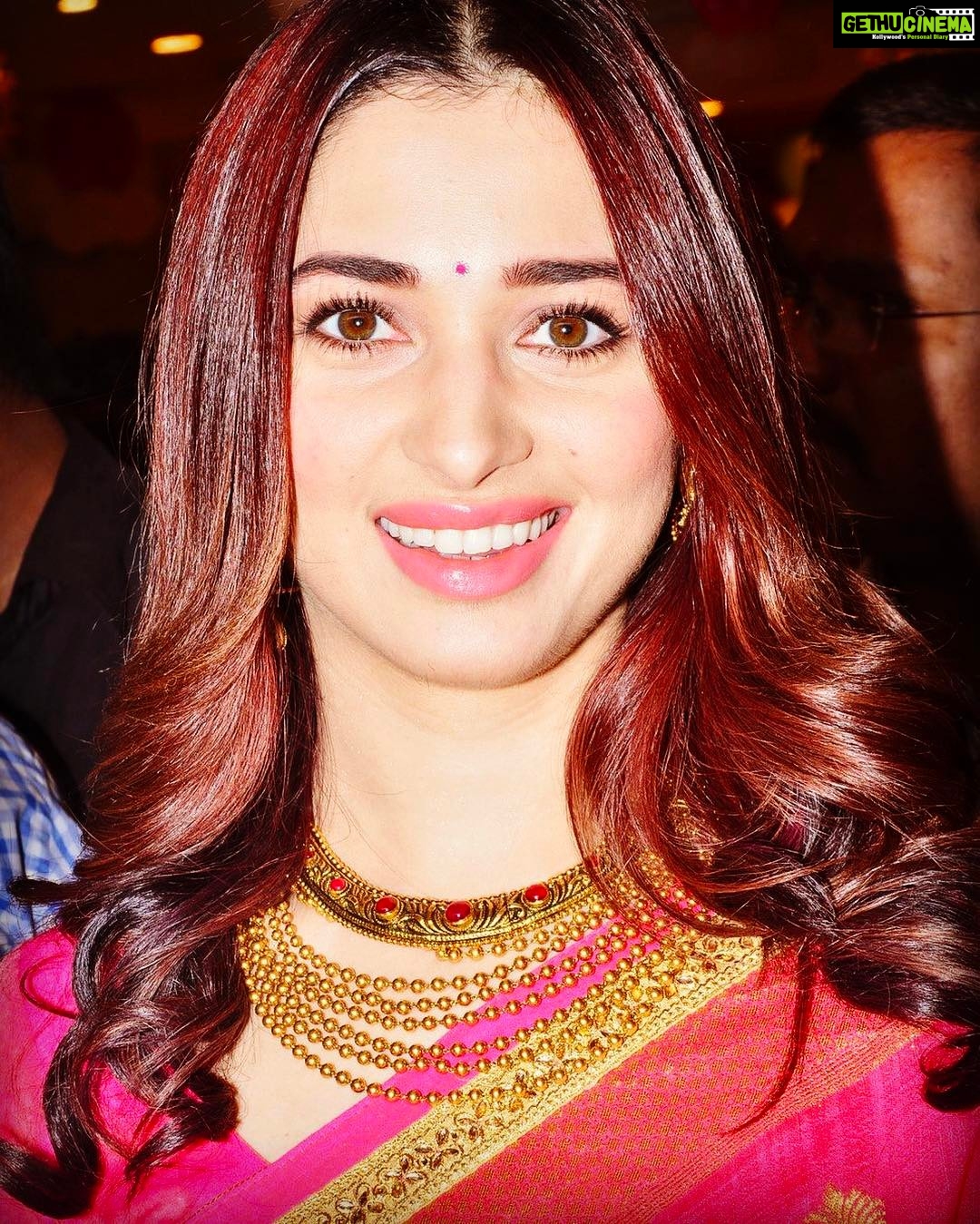 Tamannaah Instagram - Thanks to my lovely team for such a flawless look Hair @aliyashaik28 Makeup @soniajain2610 Jewellery @malabargoldanddiamonds @pritilohia.2008 (fairy God mother) 😂😂😂