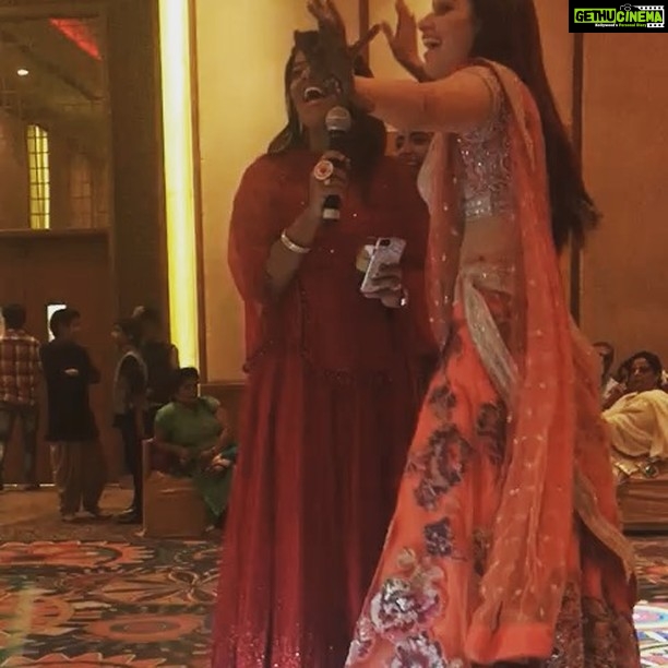 Tamannaah Instagram - Throwback to @anandsbhatia @kartika511 ki Shaadi #sangeet #karaoke with @ruchichhabria7 #bhaikishaadi #piyapiyaopiyapiya😂😂