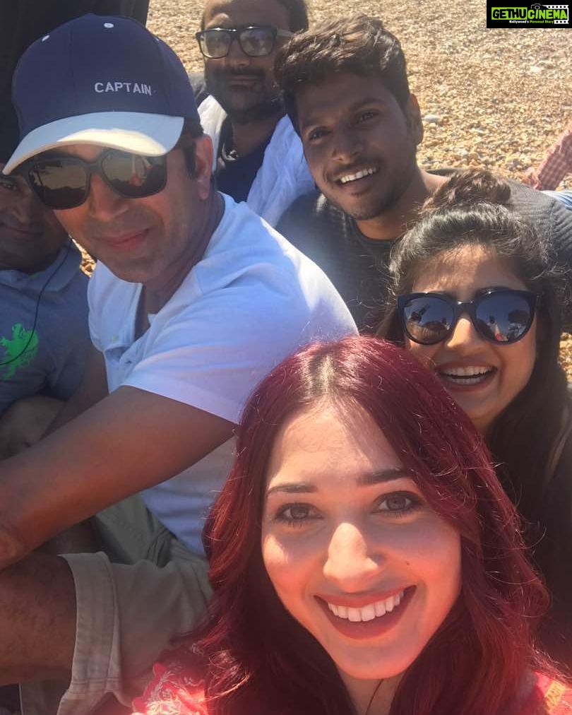 Tamannaah Instagram - A bunch of happy people at shoot location 😊😊 #Shootmode #SelfieTime