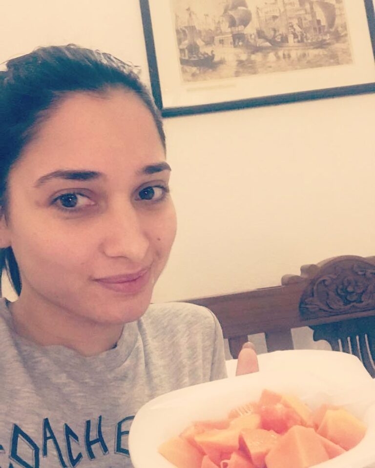 Tamannaah Instagram - Having fruit before workout acts like a perfect fuel to improve and maintain energy levels during workout. A simple change in the way you do things can make a lot of difference. Thanks @rashichowdhary for these suggestions. #Workout #Fitness #Fruits