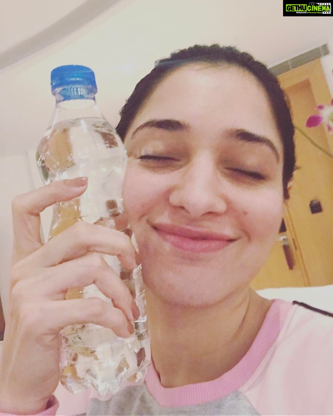 Tamannaah Instagram - You can be on the best diet ever but you won't lose fat efficiently if you're dehydrated! Water is your best friend , when it comes to fat loss.Thank u for reminding me always to not forget the most important thing @rashichowdhary #nutritionist #dubai #mumbai#askrashi#fitgirlseatfat