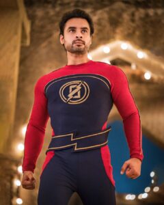 Tovino Thomas Instagram - Minnal is coming! 
But before that comes, I'll be going live tomorrow at 6:30PM with @sophiapauljames, @ibasiljoseph and @inst.kev to talk about our favourite superhero movie, Minnal Murali! Don't forget to tune in⚡ #MinnalMurali

📸 @_harikrishnanp
