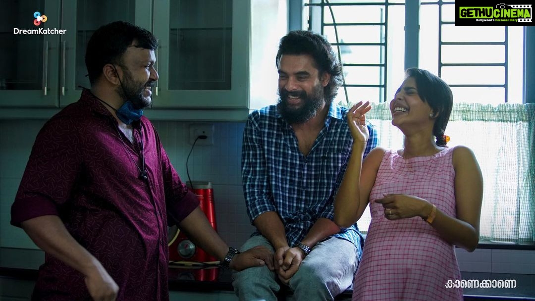 Tovino Thomas Instagram - 😆 @kaanekkaane_movie @manuashokan_official @aishu__ @dreamkatcher_official Clicked by @jeo_jomey Kochi, India