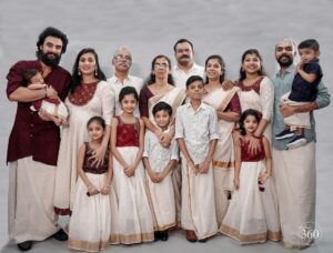 Tovino Thomas Instagram - ഏവർക്കും ഞങ്ങളുടെ  തിരുവോണാശംസകൾ🤗🤗 #familyfirst #familyiseverything #happyonam 
@studio360byplanj 
@jishadshamsudeen