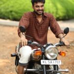 Tovino Thomas Instagram – 2015ൽ കഥ കേട്ടത് മുതൽ എന്നെ ഒരുപാട് കൊതിപ്പിച്ച ഒരു  സിനിമയും കഥാപാത്രവും ആണ് കിലോമീറ്റർസ് ആൻഡ് കിലോമീറ്റർസും ജോസ്‌മോനും .
ഒരു നടനെന്നതിലുപരി ഒരു പ്രേക്ഷകനെന്ന നിലക്ക് തിയേറ്ററിൽ നിന്ന് കാണാൻ ഞാൻ ഒരുപാട് ആഗ്രഹിച്ചിരുന്ന -അങ്ങനെ സ്വപ്നം കണ്ട്  ഒരുപറ്റം  സുഹൃത്തുക്കൾ ഇഷ്ടത്തോടെ കഷ്ടപ്പെട്ട് സൃഷ്ടിച്ച – ഒരു കുഞ്ഞു സിനിമയാണ് നാളെ റിലീസ് ആവുന്നത് . സാഹചര്യവശാൽ തിയേറ്റർ റീലീസ് സാധ്യമായില്ലെങ്കിലും നാളെ  തിരുവോണ ദിനത്തിൽ പ്രേക്ഷകർക്ക് ഒരു ഓണസമ്മാനമായി ഈ സിനിമ നിങ്ങളുടെ സ്വീകരണമുറികളിൽ എത്തിക്കാൻ സാധിക്കുന്നത് നഷ്ടബോധം ഒരു പരിധി വരെയെങ്കിലും ഇല്ലാതാക്കുന്നുണ്ട് .
ഇതിനു  വേണ്ടി പ്രയത്നിച്ച , കൂടെ നിന്ന എല്ലാവർക്കും നന്ദി ! ഒരുപാട്  സ്നേഹം !

വളരെ പെട്ടന്ന് തന്നെ എല്ലാ ബുദ്ധിമുട്ടുകളും മാറി നമ്മുടെയെല്ലാം ജീവിതം പഴയതു പോലെ അല്ലെങ്കിൽ പഴയതിനേക്കാൾ സന്തോഷകരമാകട്ടെ എന്നും , സിനിമ കൊട്ടകകളിൽ വീണ്ടും ആർപ്പുവിളികൾ ഉയരട്ടെ എന്നും ആഗ്രഹിക്കുന്നു !
എല്ലാവരും നാളെ ഈ സിനിമ കണ്ട് ഇഷ്ടപ്പെടുമെന്ന പ്രതീക്ഷയോടെ 
-ടൊവിനോ

കിലോമീറ്റർസ് ആൻഡ് കിലൊമീഴ്സിന്റെ ആദ്യ പ്രദർശനം നാളെ ഓഗസ്റ്റ് 31,തിരുവോണദിനത്തിൽ ഉച്ചക്ക് 3 മണിക്ക് @asianet ൽ 

#kilometersandkilometers #releasingtomorrow
@kilometers_and_kilometers2020 @jeobabymusic @ramshi_ahamed @antojosephfilmcompany @sinu_sidharth @ibasiljoseph @joju_george #sidarthshiva @india_jarvis @sooraj_s_kurup @sushintdt @benglann @dhanyabalakrishnamartin @albey_bhoomi @vivi_charly #renjithambady #malaparvathy