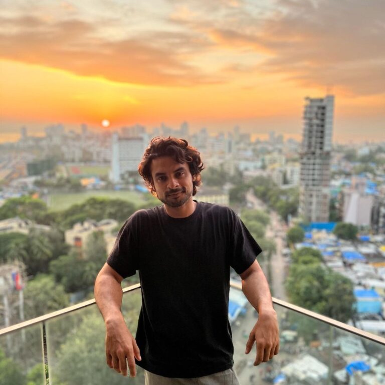 Tovino Thomas Instagram - This dusk is special.It reminded me the sun always sets only to rise and shine again.There is always a stronger tomorrow out there waiting to embrace you. And this dusk , in the city of dreams, the city that never sleeps, has gotten me excited for the tomorrows out there ! Stay Happy ! Stay You ! 🤗 #mumbai #dusk #mumbaisunset #cityofdreams #citythatneversleeps #tomorrow #embrace #truth #stayhappy #stayyou #special #riseandshine 📸 @harikrishnan4u
