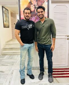 Tovino Thomas Instagram - Been an inspiration when it comes to building a commendable physique even before I started out my film career. But what amused me, meeting you Sir, is how you stay grounded, in spite of being one of India’s biggest superstars. So you are an inspiration when it comes to Humility as well, for me now !
Extremely happy in having spent some quality time with you Sir!  @beingsalmankhan 😊
Big thanks to @drshajir , in making this meeting possible ! 

#sallubhai #salmankhan #human #beinghuman #happy #honoured #instahappy #bollywood #superstar #rendezvous

📸 @harikrishnan4u