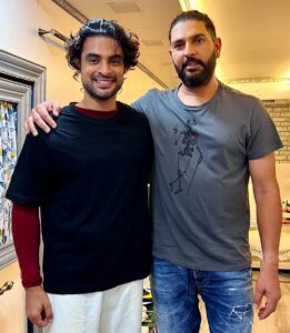 Tovino Thomas Instagram - Have always been an ardent fan of yours @yuvisofficial ! Super glad to have met you and spent some quality time with you. This one will remain as breezy and memorable to me like your six sixes at Durban 😍 #yuvi #yuvrajsingh #sixsixes #superglad #happypicture #indiancricket #memorable #smilingwide #happyclick 📸 @harikrishnan4u