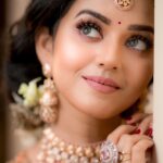 Vidhya Instagram – 🧡☺️
Makeup&hair : @vijiknr
Jewelery: @bronzerbridaljewellery
Saree: @kuzhalisilk
Blouse : @moksh_blouse_studio
Photography: @camerasenthil