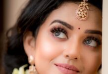 Vidhya Instagram - 🧡☺️ Makeup&hair : @vijiknr Jewelery: @bronzerbridaljewellery Saree: @kuzhalisilk Blouse : @moksh_blouse_studio Photography: @camerasenthil
