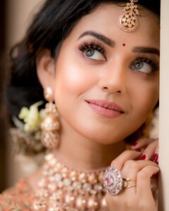 Vidhya Instagram - 🧡☺️ Makeup&hair : @vijiknr Jewelery: @bronzerbridaljewellery Saree: @kuzhalisilk Blouse : @moksh_blouse_studio Photography: @camerasenthil