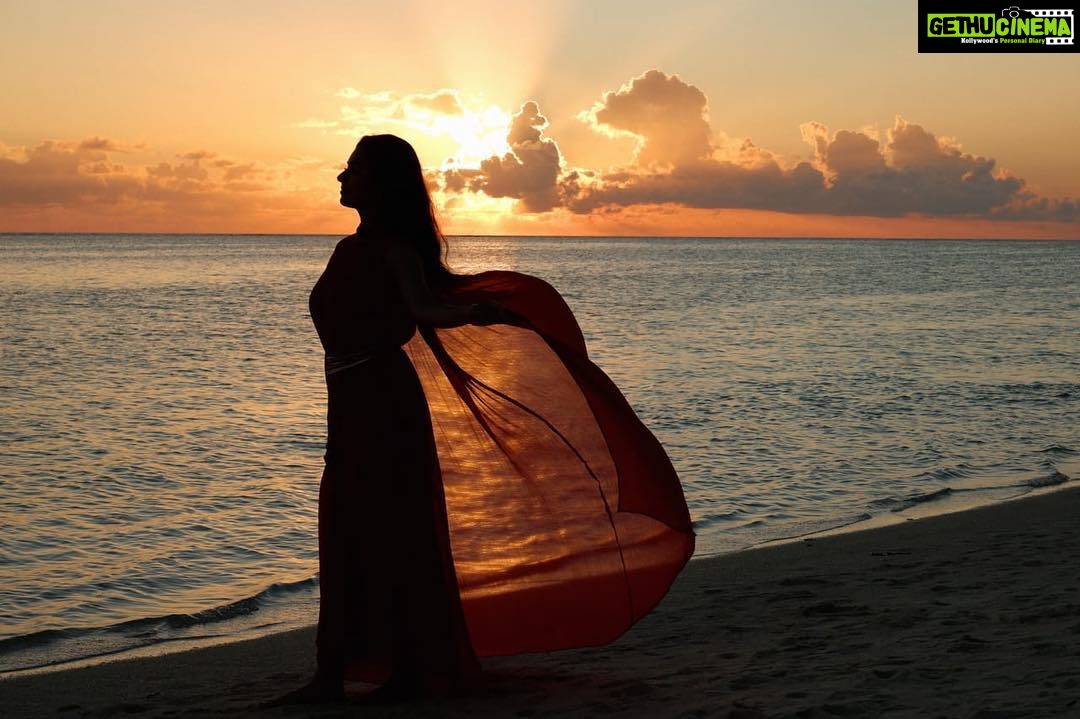 Vidhya Instagram - Peace is seeing a sunset and knowing who to thank 🙏❤️ #gratitude Maldives