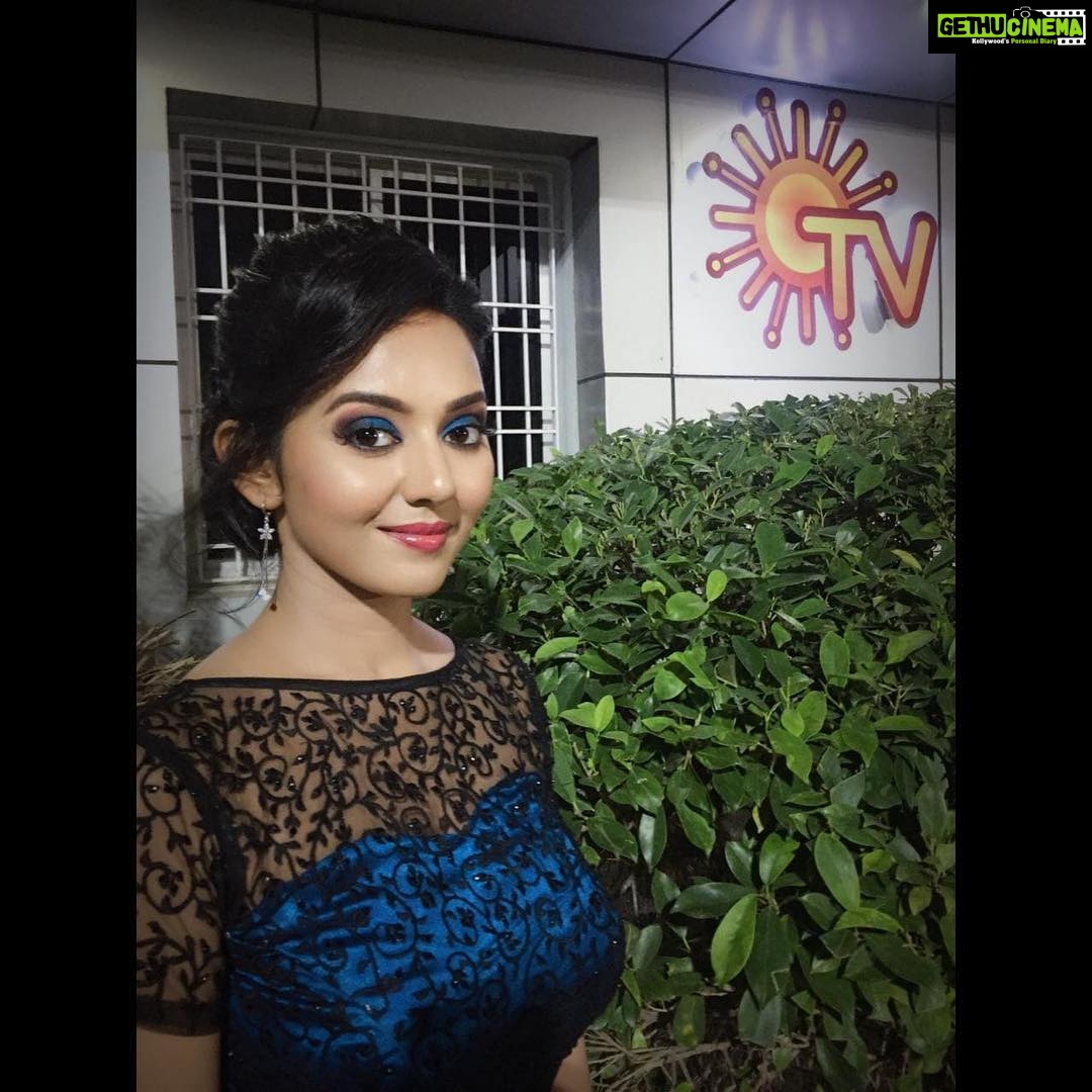 Vidhya Instagram - At SunTV studio 💃🤓 Thank you @sru_sai for the lovely outfit and @siksha_chamling_rai @ziquesalonspa for the makeup and hair❤️🤗