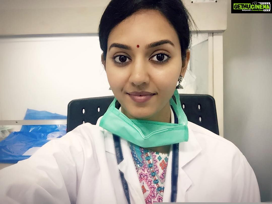 Vidhya Instagram - Went to office today after a week of continuous shoots 🤓🔬📚 #noshootday #athospital