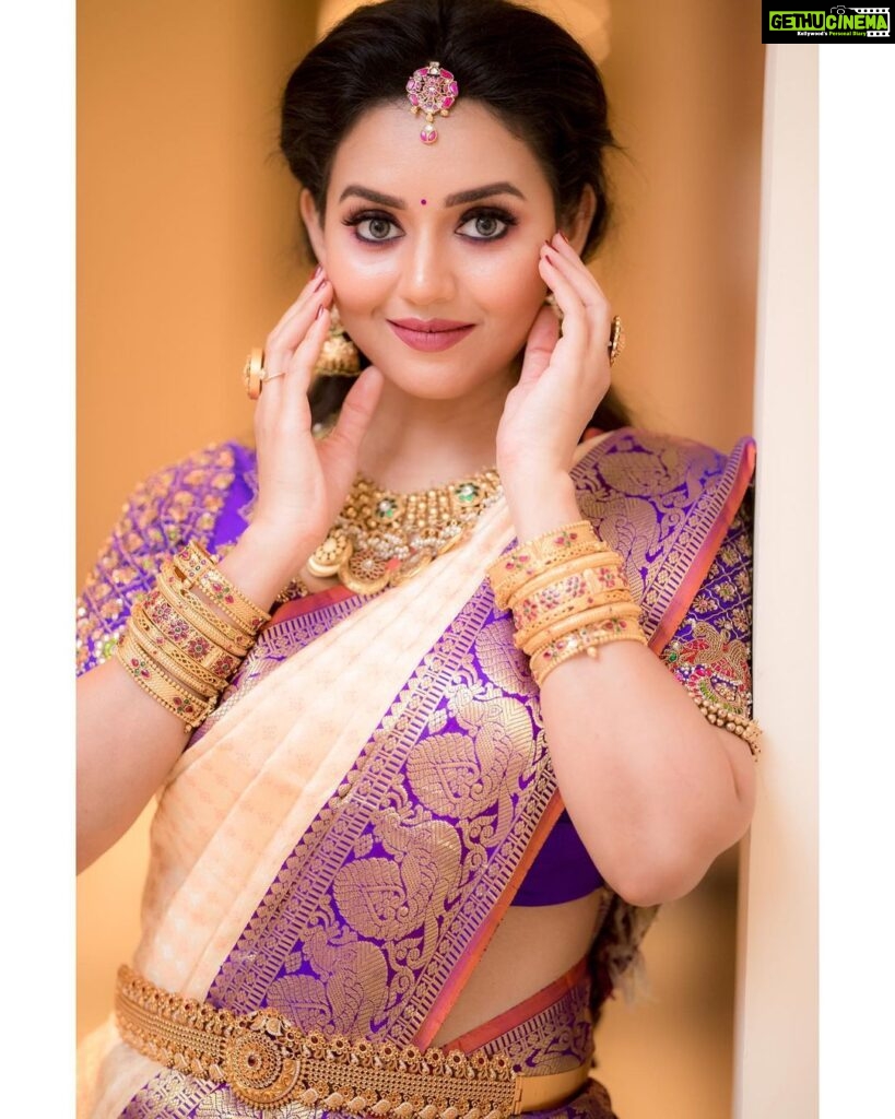 Vedhya Vidhya Instagram - 💜 Makeup/Hair&Draping: @vijiknr Jewellery ...