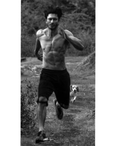 Vidyut Jammwal Instagram - Training mode ..

JUST KIDDING 😂 (I am being chased)
#ITrainLikeVidyutJammwal