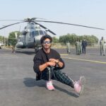 Vidyut Jammwal Instagram - Stretching my legs after a LONGGGGG FLIGHT.. #ITrainLikeVidyutJammwal