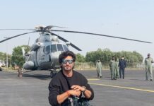 Vidyut Jammwal Instagram - Stretching my legs after a LONGGGGG FLIGHT.. #ITrainLikeVidyutJammwal