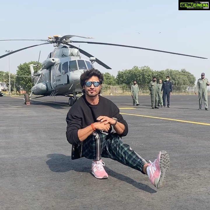 Vidyut Jammwal Instagram - Stretching my legs after a LONGGGGG FLIGHT.. #ITrainLikeVidyutJammwal