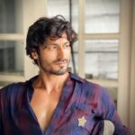 Vidyut Jammwal Instagram – The frown before the approaching smile.💫