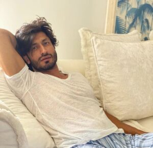Vidyut Jammwal Instagram - Keep Staring I am Diagnosing you!! 😉