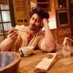 Vidyut Jammwal Instagram – Don’t stop staring..I am about to do a trick 😉