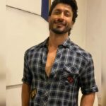 Vidyut Jammwal Instagram – Jammwal-lions are you ready for the First Day First Show of Khuda Haafiz? Tell me how! Participate in #MyFirstDayFirstShow contest and you can win a brand new Smart TV! For more details check out  @disneyplushotstarvip