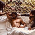 Vidyut Jammwal Instagram – Getting up on the Right side of the bed..#bts #womenTeam #KhudaHaafiz  @seematabassum #ityaggarwal @farukkabir9 
Picture credit- Anil