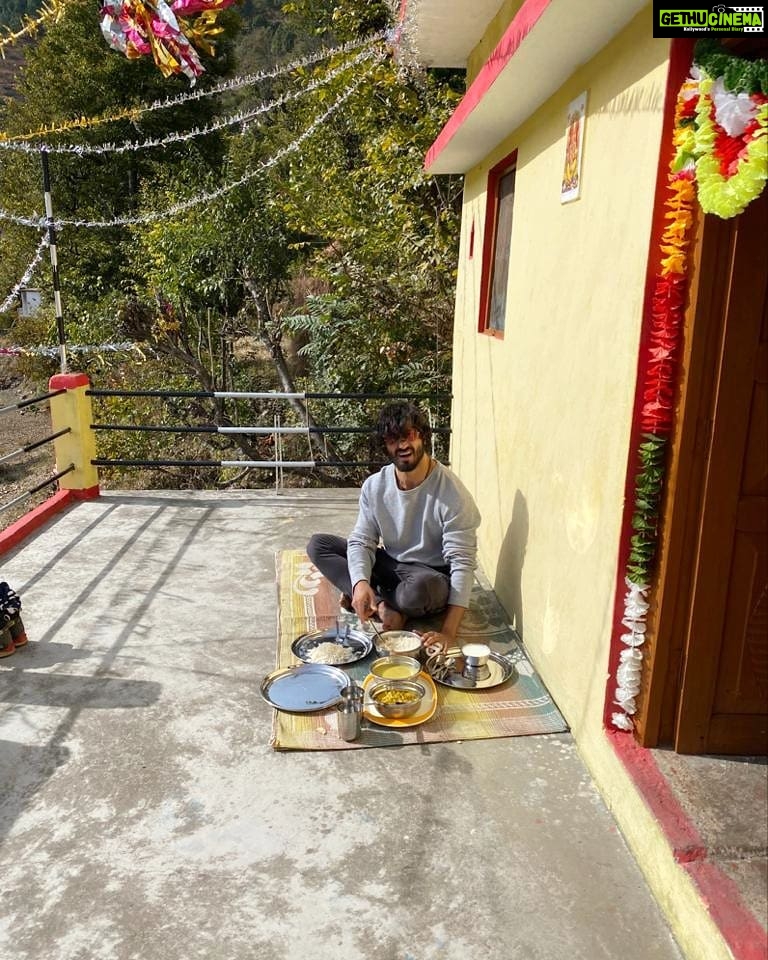 Vidyut Jammwal Instagram - #CountryBoy Happy New Year from TEHRI GARHWAL. Finished two nights trek under a sky full of stars. #Jammwalions #ITrainlikeVidyutjammwal #uttarakhand Tehri-Garhwal, Uttarakhand, India