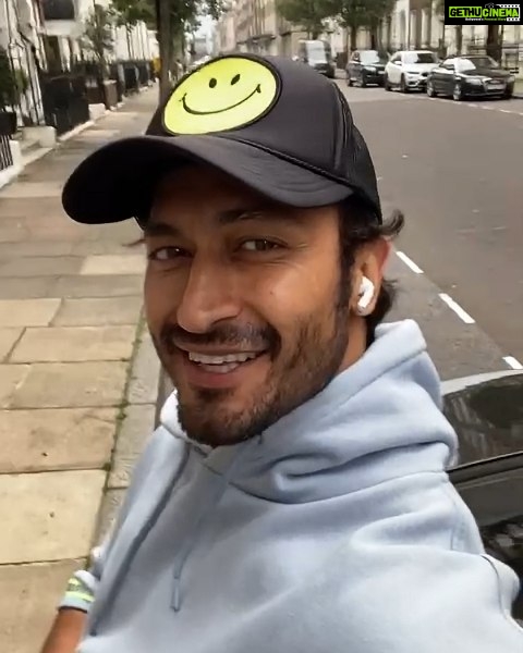 Vidyut Jammwal Instagram - Please become a reviewer!!! It’s time for the real reviewers to come out.. If I think you have the "X" factor in the way you watch a film.. I am here to promote your YT channel/Insta, FB profile.. Ps: All languages welcomed. #Sanak streaming on @disneyplushotstar on the 15th Oct. #WESUPPORTTALENT