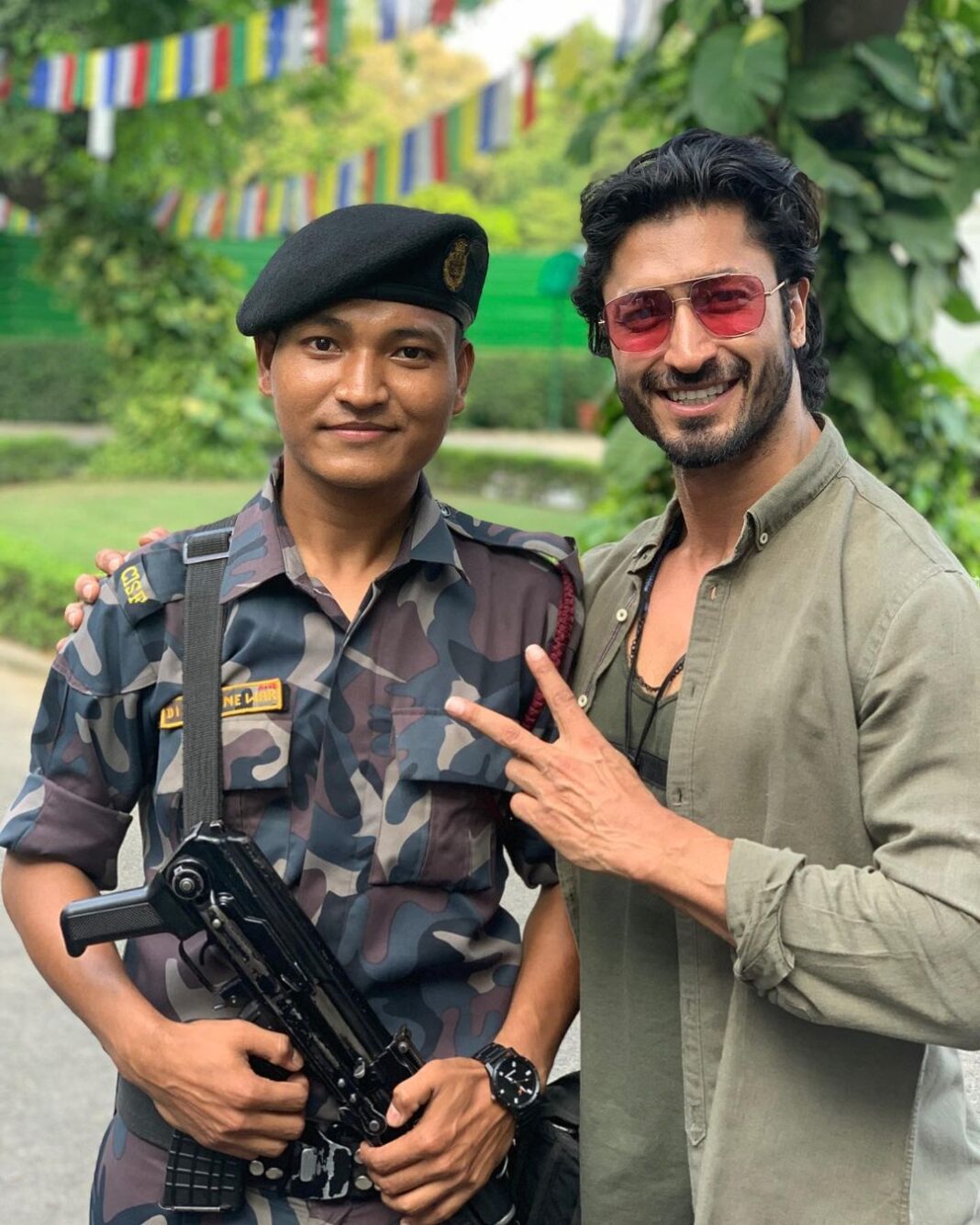 Vidyut Jammwal Instagram - While waiting for a friend ,this CISF soldier approached me and praised me for my martial arts skills and movies. We meet these brave men and woman who serve the armed forces mostly at airports,power plants ,oil fields etc..They work diligently and unhurriedly to ensure our safety and sometimes are met with either indifference or irritability as we go about our lives. They deserve our patience, courtesy and respect for tirelessly working to keep us secure. Respect and deep gratitude to him and all the forces for their commitment to the country and citizens . I couldn’t let him leave my presence without thanking him for his sacrificial service towards our country .. Salute CISF and the armed forces @official_cisf @amitshahofficial @kiren.rijiju @indianarmy.adgpi