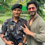 Vidyut Jammwal Instagram - While waiting for a friend ,this CISF soldier approached me and praised me for my martial arts skills and movies. We meet these brave men and woman who serve the armed forces mostly at airports,power plants ,oil fields etc..They work diligently and unhurriedly to ensure our safety and sometimes are met with either indifference or irritability as we go about our lives. They deserve our patience, courtesy and respect for tirelessly working to keep us secure. Respect and deep gratitude to him and all the forces for their commitment to the country and citizens . I couldn’t let him leave my presence without thanking him for his sacrificial service towards our country .. Salute CISF and the armed forces @official_cisf @amitshahofficial @kiren.rijiju @indianarmy.adgpi