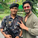 Vidyut Jammwal Instagram – While waiting for a friend ,this CISF soldier approached me and praised me for my martial arts skills and movies.
We meet these brave men and woman who serve the armed forces mostly at airports,power plants ,oil fields etc..They work diligently and unhurriedly to ensure our safety and sometimes are met with either indifference or irritability as we go about our lives.
They deserve our patience, courtesy and respect for tirelessly working to keep us secure. Respect and deep gratitude to him and all the forces for their commitment to the country and citizens .

I couldn’t let him leave my presence without thanking him for his sacrificial service towards our country ..
Salute CISF and the armed forces  @official_cisf  @amitshahofficial @kiren.rijiju @indianarmy.adgpi