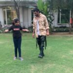 Vidyut Jammwal Instagram – My 9 year old niece asked {1st skipping class}::
..
Why should she skip with one leg where everyone else starts to learn with both?? WOULD IT NOT  be DIFFICULT??..
…
My reply:
It is going to be difficult,but difficult is not impossible..AND SHE LEARNT👏🏻👏🏻
..
#itrainlikevidyutjammwal  #kalaripayattu #DifficultNotImpossible