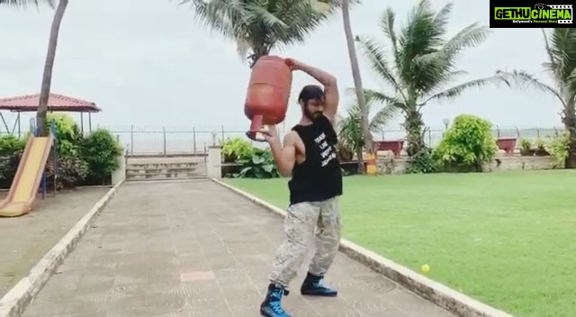 Vidyut Jammwal Instagram - Ab yeh karke dekho! ....... ....... .......For the non-believers, THIS is a FULL CYLINDER. ..... ...... ...... YOUR body is ready to train, ur mind just doesn’t know it. Stop the excuses #ITrainLikeVidyutJammwal #kalaripayattu #desiworkout ....JAMMWALIONS I love you!!! #allsafetymeasurestaken