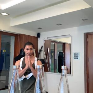 Vidyut Jammwal Instagram - #Jammwalions this one's for you... #itrainlikevidyutjammwal  #kalaripayattu @farakicks @jasonstatham #farabidavetchin #jasonstatham 
#bottlecapchallenge