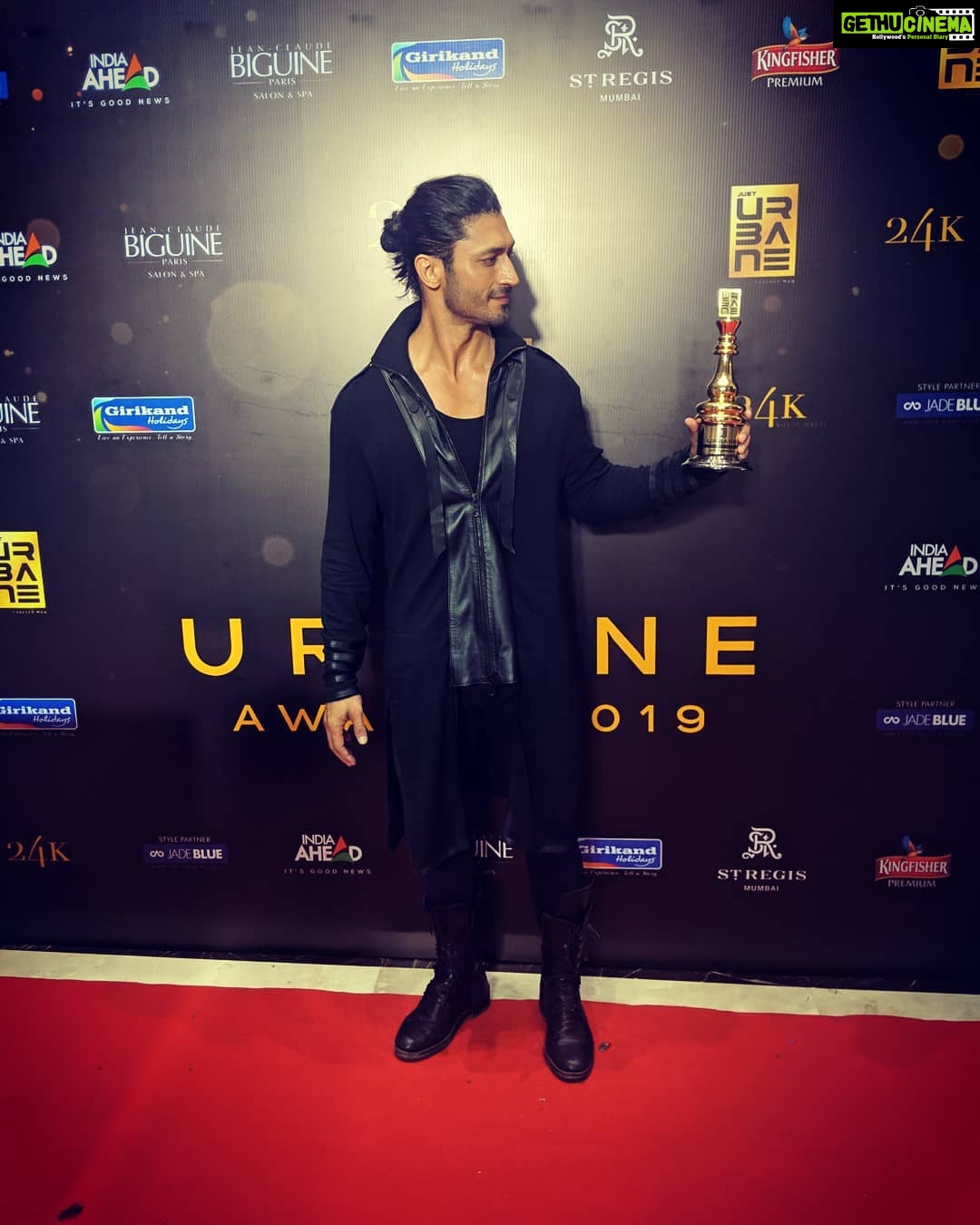 Vidyut Jammwal Instagram - Thank you so much #AbhishekKulkarni & Team @justurbane for giving me the #FittestManofTheYear award