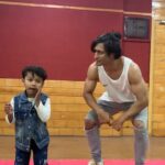 Vidyut Jammwal Instagram - Happiness is when you're the monkey for the kid... @i.am.aryanshinde #Throwback #Rehersals #GarjeGajrajHamare #BeJunglee