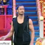 Vidyut Jammwal Instagram - #Repost @sonytvofficial (@get_repost) ・・・ Iss weekend, Kapil ke manch pe hogi real herogiri! Dekhiye @mevidyutjammwal ke saath #TheKapilSharmaShow, Sunday raat 9:30 baje. @kapilsharma @kikusharda @chandanprabhakar @krushna30 @bharti.laughterqueen @sumonachakravarti @rochellerao @edwardsonnenblick @banijayasia @archanapuransingh @jungleemovie @jungleepictures