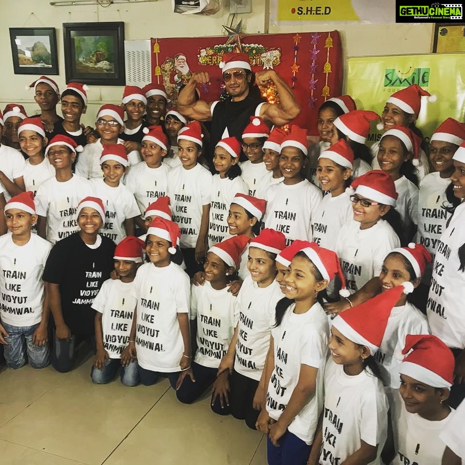Vidyut Jammwal Instagram - Santa gets fitter...merry Christmas