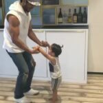 Vidyut Jammwal Instagram - THEY SAY-DONT TRY THIS AT HOME..SO I WENT OVER TO their home to try it @kanchikaul ..starring AZAI and Ivarr..#shouldermobility #fearless #makethemfit #wonderkids #greathomes