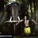 Vidyut Jammwal Instagram – #Repost @jungleepictures (@get_repost)
・・・
Presenting this EXCLUSIVE still featuring @mevidyutjammwal and his tusker friend Bhola from the action adventure film #Junglee.
Directed by Chuck Russel, the film tells a unique story of a family and their relationship with elephants! Releasing this Dussehra.

@jungleemovie